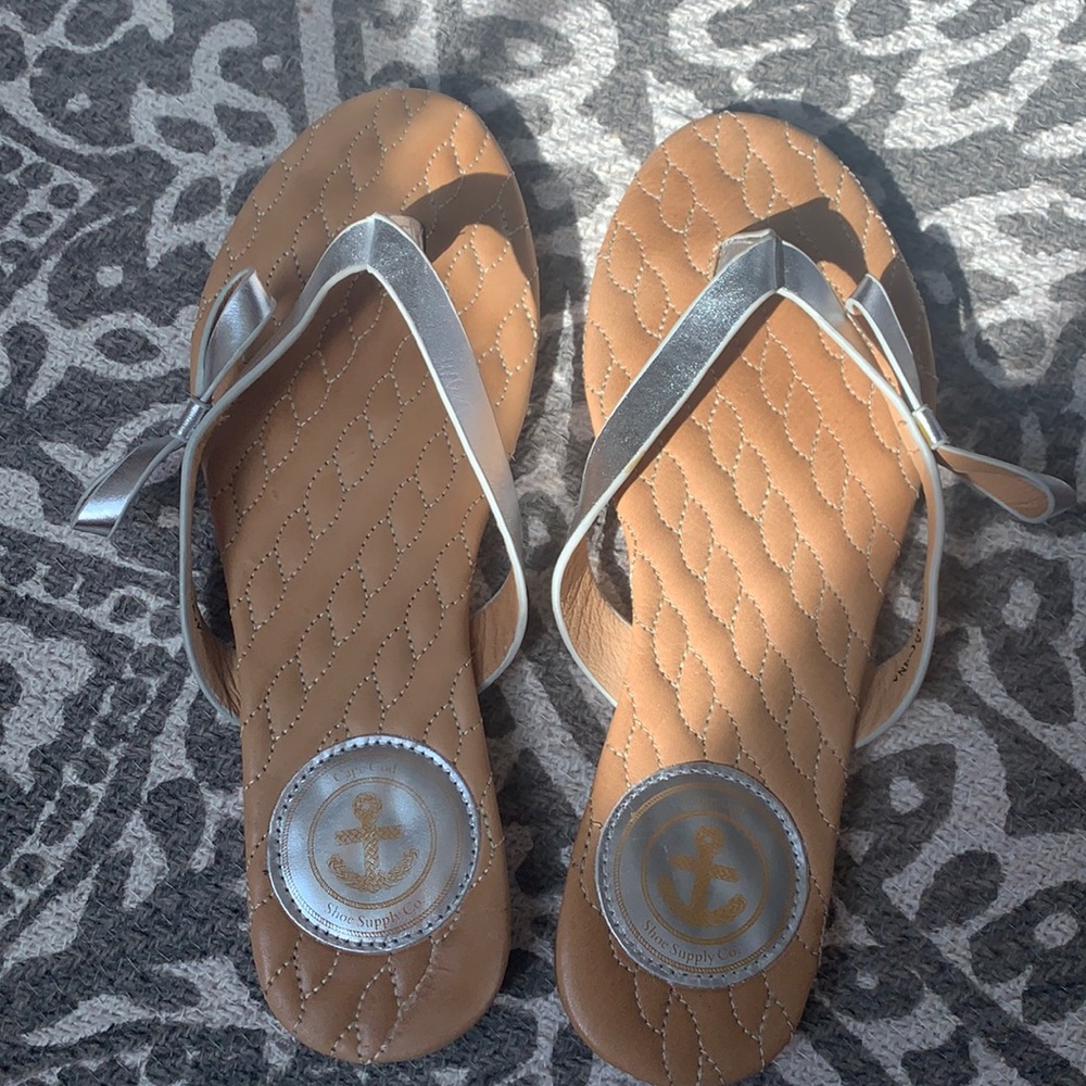 Silver pretty bow sandal.